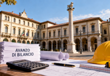 Arzignano investe quasi 900mila euro in scuole, municipio, parchi e biblioteca Investimenti comunali ad Arzignano, municipio con progetti, calcolatrice e casco da cantiere