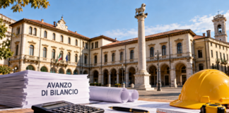 Arzignano investe quasi 900mila euro in scuole, municipio, parchi e biblioteca Investimenti comunali ad Arzignano, municipio con progetti, calcolatrice e casco da cantiere