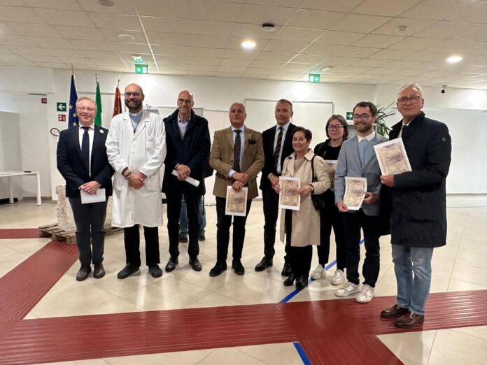 Ospedale di Asiago, ritrovata la capsula del tempo con uno storico messaggio del 1946 Capsula del tempo dell’ospedale di Asiago, la pergamena del 1946 mostrata alla comunità