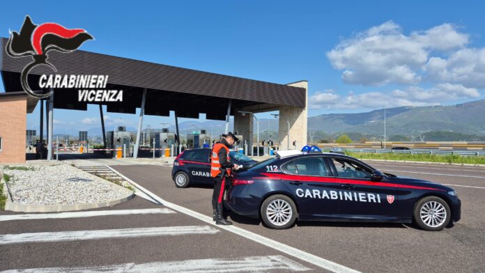 Controlli dei Carabinieri a Bassano, pattuglia durante un servizio sul territorio