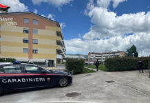 Rapina del Rolex a Bassano, due uomini in carcere dopo l’indagine dei Carabinieri Rapina del Rolex a Bassano, Carabinieri durante gli accertamenti nel quartiere