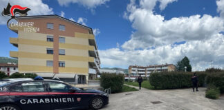 Rapina del Rolex a Bassano, due uomini in carcere dopo l’indagine dei Carabinieri Rapina del Rolex a Bassano, Carabinieri durante gli accertamenti nel quartiere