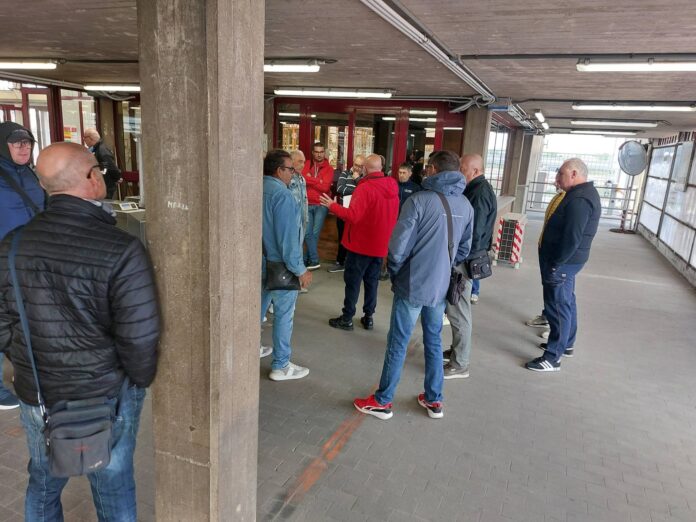 Sciopero dei lavoratori Berengo al Petrolchimico di Marghera Sciopero Berengo, lavoratori riuniti al Petrolchimico di Marghera