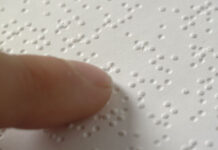 Testi in Braille dell’ULSS 8, Cunegato: «Il minor prezzo impoverisce il servizio» Testi in Braille dell’ULSS 8, dettaglio neutro di una pagina letta con le dita
