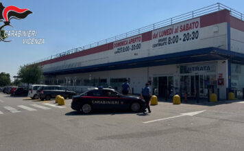 La avvicinano tra le corsie e sparisce il portafoglio: Carabinieri fermano due donne fuori dal supermercato furto a Cassola ai danni di un’anziana