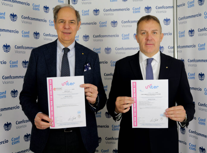 Certificazione parità di genere Confcommercio Vicenza ed Esac Parità di genere, Nicola Piccolo ed Ernesto Boschiero mostrano i certificati di Confcommercio Vicenza ed Esac