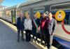 Treno della Salute a Bassano, screening gratuiti e prevenzione al binario 4 Treno della Salute a Bassano con rappresentanti di Comune, Cuamm, Regione e partner davanti al convoglio