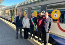 Treno della Salute a Bassano, screening gratuiti e prevenzione al binario 4 Treno della Salute a Bassano con rappresentanti di Comune, Cuamm, Regione e partner davanti al convoglio