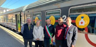 Treno della Salute a Bassano, screening gratuiti e prevenzione al binario 4 Treno della Salute a Bassano con rappresentanti di Comune, Cuamm, Regione e partner davanti al convoglio