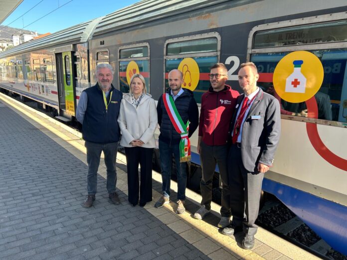 Treno della Salute a Bassano, screening gratuiti e prevenzione al binario 4 Treno della Salute a Bassano con rappresentanti di Comune, Cuamm, Regione e partner davanti al convoglio