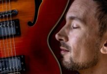 Davide Repele Trio apre “Mutazioni 07” al Teatro Spazio Bixio tra Morricone e Ligabue Davide Repele con la chitarra per il concerto al Teatro Spazio Bixio di Vicenza