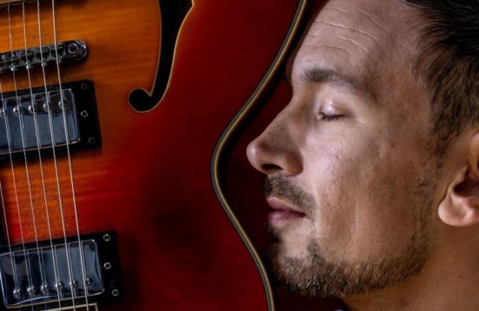 Davide Repele con la chitarra per il concerto al Teatro Spazio Bixio di Vicenza