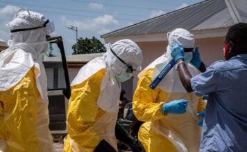Ebola in Congo, Save the Children: quasi due bambini al giorno sono rimasti orfani Bambini orfani per l’Ebola, operatori sanitari protetti durante l’emergenza in Africa