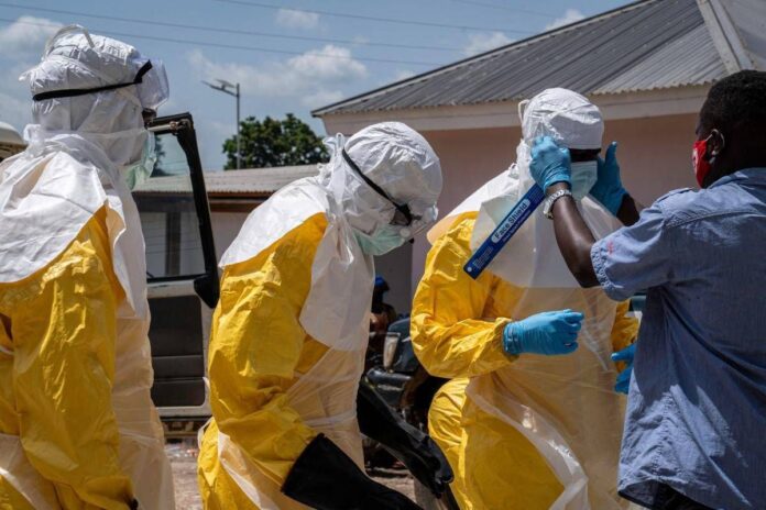 Ebola in Congo, Save the Children: quasi due bambini al giorno sono rimasti orfani Bambini orfani per l’Ebola, operatori sanitari protetti durante l’emergenza in Africa