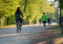 Ecosistema Urbano 2026, Vicenza sale al 41° posto ma restano criticità su aria e auto Ecosistema Urbano 2026 a Vicenza, ciclisti e pedoni in un’area verde della città