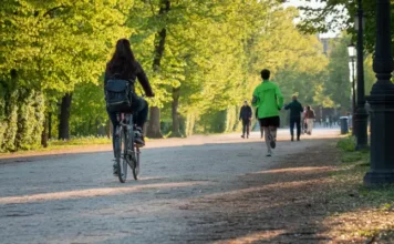Ecosistema Urbano 2026, Vicenza sale al 41° posto ma restano criticità su aria e auto Ecosistema Urbano 2026 a Vicenza, ciclisti e pedoni in un’area verde della città