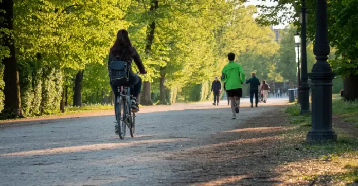 Ecosistema Urbano 2026 a Vicenza, ciclisti e pedoni in un’area verde della città