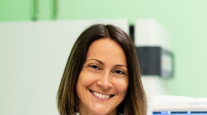 Glioblastoma, da Padova una strategia con cellule immunitarie per trasportare virus antitumorali Virus antitumorali contro il glioblastoma, la professoressa Elisa Cimetta nel laboratorio BIAMET