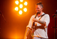 Enrico Nigiotti a Bassano del Grappa, live al PalaUbroker domenica 14 marzo 2027 Enrico Nigiotti a Bassano, il cantautore sul palco con la chitarra