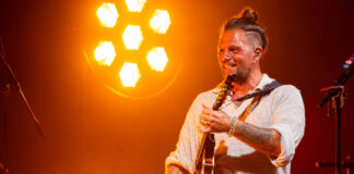 Enrico Nigiotti a Bassano del Grappa, live al PalaUbroker domenica 14 marzo 2027 Enrico Nigiotti a Bassano, il cantautore sul palco con la chitarra