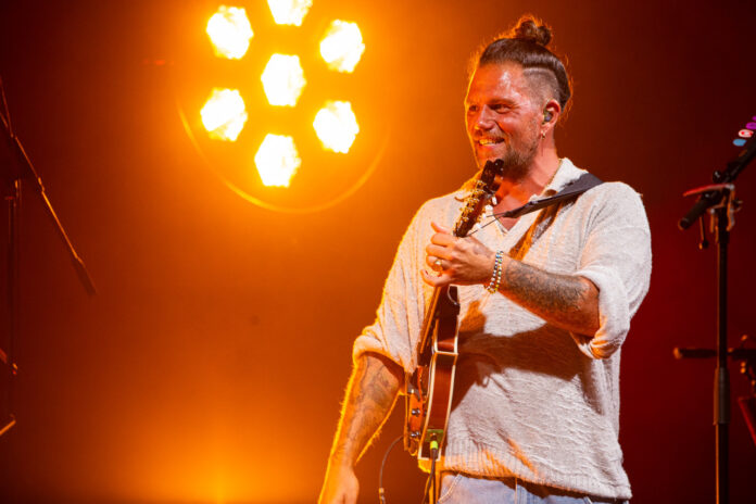 Enrico Nigiotti a Bassano del Grappa, live al PalaUbroker domenica 14 marzo 2027 Enrico Nigiotti a Bassano, il cantautore sul palco con la chitarra