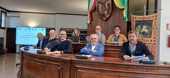Monte Grappa, sul versante vicentino cambia la raccolta rifiuti con un punto H24 Raccolta rifiuti sul Monte Grappa, amministratori ed Etra presentano il nuovo sistema