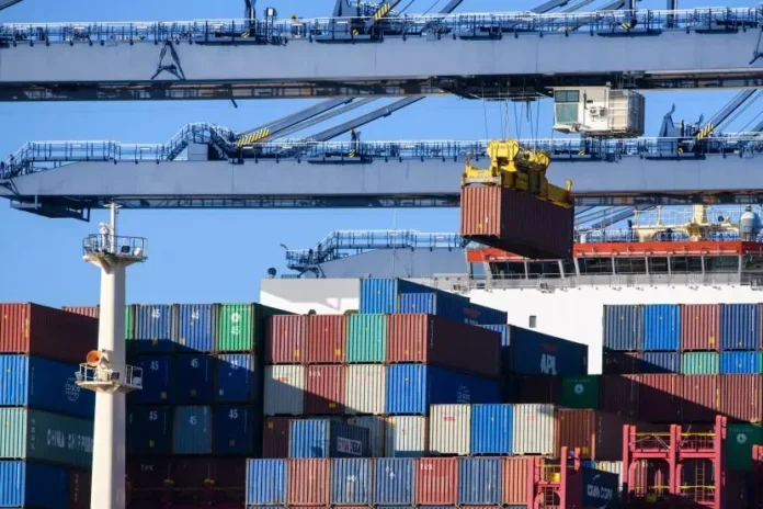 Incontri sul commercio estero a Vicenza, container pronti per l’esportazione