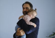 Sordocecità, Lega del Filo d’Oro lancia “Una storia di mani” con Neri Marcorè in Italia Campagna Una storia di mani, Neri Marcorè con una bambina della Lega del Filo d’Oro
