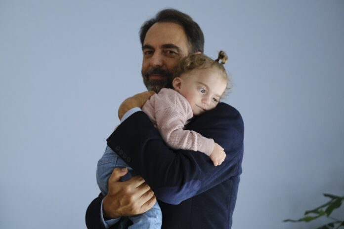 Campagna Una storia di mani, Neri Marcorè con una bambina della Lega del Filo d’Oro