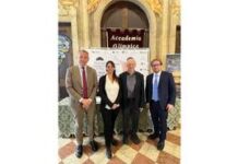 Vicenza Opera Festival, Fischer porta “Il flauto magico” di Mozart al Teatro Olimpico Vicenza Opera Festival, Iván Fischer con i rappresentanti istituzionali alla presentazione 2026