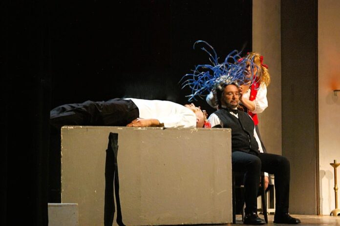 “Il colpo gobbo del dr. Frankenstin” a Piovene Rocchette per Teatro Popolare Veneto Il colpo gobbo del dr. Frankenstin, scena dello spettacolo a Piovene Rocchette