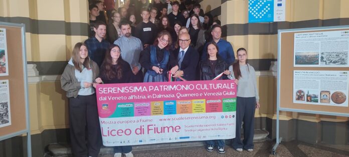 A Fiume una mostra degli studenti racconta il patrimonio culturale della Serenissima Patrimonio culturale della Serenissima, studenti e organizzatori all’inaugurazione della mostra di Fiume