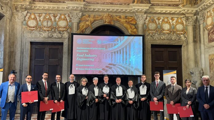 Food Industry Engineering a Vicenza, proclamati al Teatro Olimpico i primi sei laureati Food Industry Engineering a Vicenza, i primi sei laureati durante la proclamazione