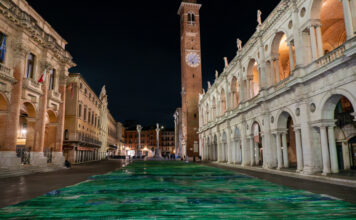 Una tela di 1.150 metri quadrati trasforma Piazza dei Signori per una notte, torna l’artista Freak of Nature. Dopo poche ore la tela è già scomparsa Tela in Piazza dei Signori davanti alla Basilica Palladiana a Vicenza