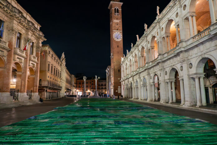 Vicenza, una tela di 1.150 metri quadrati trasforma Piazza dei Signori per una notte Tela in Piazza dei Signori davanti alla Basilica Palladiana a Vicenza