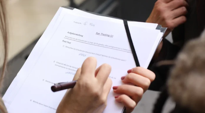 Vicenza, il PD apre Villa Tacchi ai giovani: confronto politico dopo gli scontri Confronto dei giovani a Villa Tacchi, una ragazza prende appunti durante un incontro