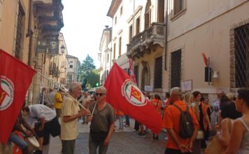 GXO-Valentino a Valdagno, la Provincia approva all’unanimità l’ordine del giorno di Mattia Pilan GXO-Valentino a Valdagno, lavoratori e sostenitori durante il corteo contro il trasferimento