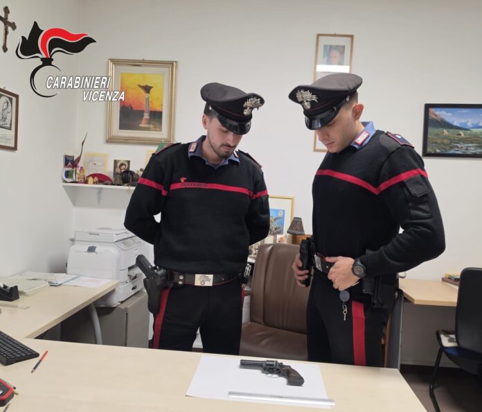 Pistola dopo un alterco stradale esaminata dai Carabinieri