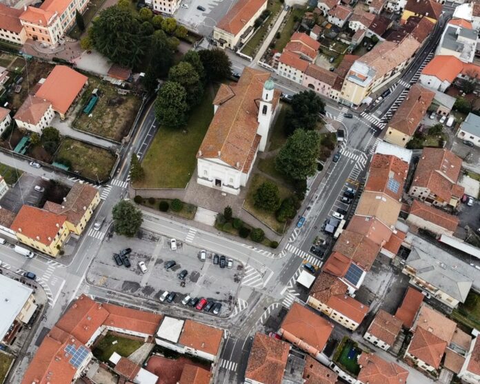 Marano Vicentino, ordine del giorno su legalità e sostegno alle Forze dell’Ordine Ordine del giorno sulla legalità a Marano, veduta aerea del centro di Marano Vicentino