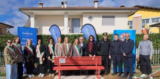 Nogarole Vicentino, una panchina rossa contro la violenza sulle donne coinvolge la comunità Panchina rossa di Nogarole con rappresentanti di istituzioni e associazioni