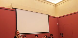 Giovani che rivendicano il diritto a restare in Italia e ad essere ascoltati nella serata promossa da Pd Vicenza e organizzata da Karam Diritto a restare