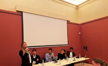 Giovani che rivendicano il diritto a restare in Italia e ad essere ascoltati nella serata promossa da Pd Vicenza e organizzata da Karam (Volti italiani) Diritto a restare