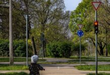 Creazzo, lezioni di sicurezza stradale per gli alunni delle quarte: in bici con la Polizia Stradale educazione stradale