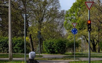 Creazzo, lezioni di sicurezza stradale per gli alunni delle quarte: in bici con la Polizia Stradale educazione stradale