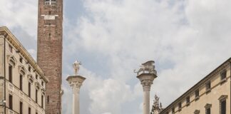 Bell’Italia porta i sapori delle regioni in piazza dei Signori a Vicenza fino al 1° novembre Bell’Italia a Vicenza, Piazza dei Signori con Torre Bissara e colonne