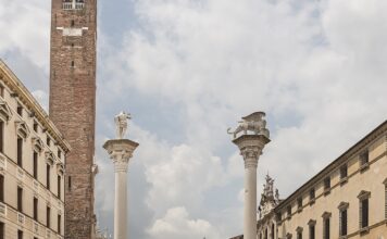 Bell’Italia porta i sapori delle regioni in piazza dei Signori a Vicenza fino al 1° novembre Bell’Italia a Vicenza, Piazza dei Signori con Torre Bissara e colonne