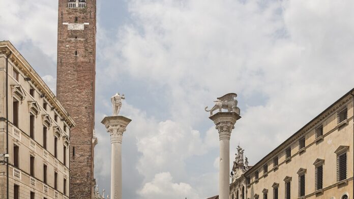 Piazza dei Signori a Vicenza Bell’Italia a Vicenza, Piazza dei Signori con Torre Bissara e colonne
