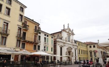 Commercio urbano, Possamai porta il caso Vicenza al confronto nazionale di Confcommercio Commercio di vicinato a Vicenza, negozi e locali in una piazza del centro cittadino