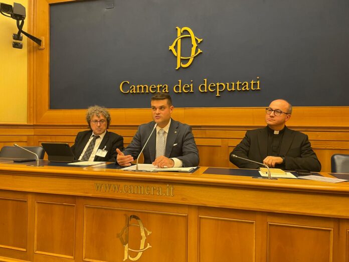 Erik Pretto al centro della presentazione dell'intergruppo parlamentare sulla longevità
