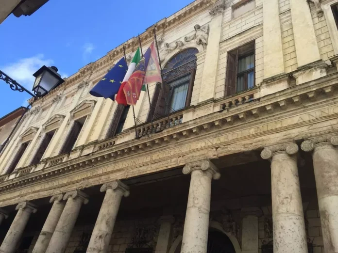 Avviso del Comune di Vicenza per i locali di contra Proti Locali comunali di contra Proti, facciata di Palazzo Trissino sede del Comune di Vicenza